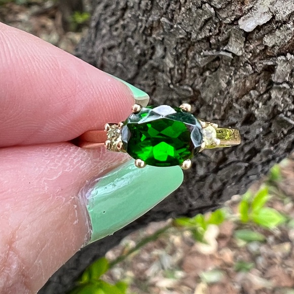VINTAGE 14K GOLD OVAL EAST WEST SET DESIGN DIOPSIDE VIVID GREEN TOURMALINERING